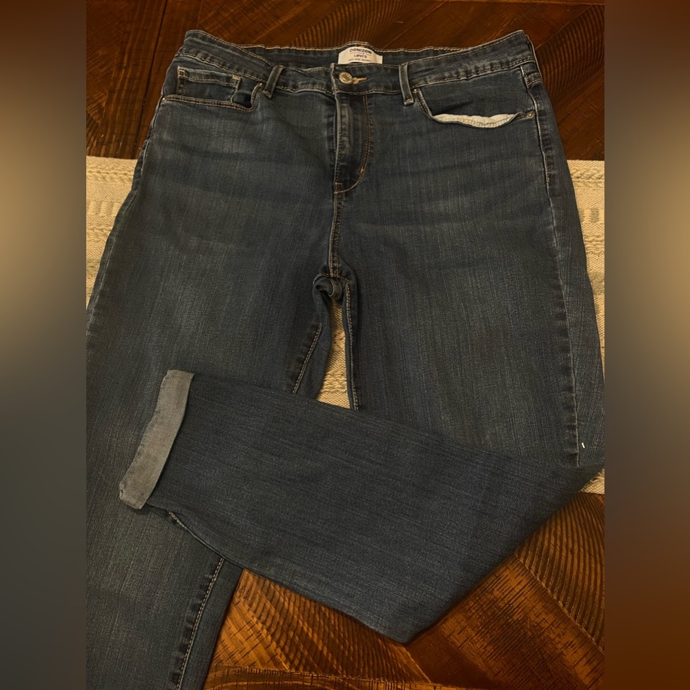 Levi’s mid rise size 12M skinny jeans